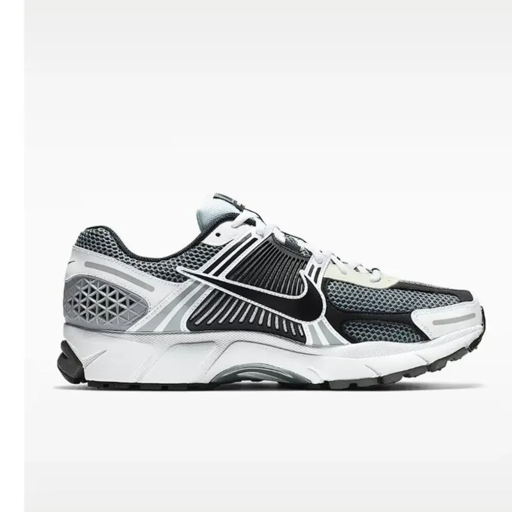 NIKE Men's Zoom Vomero 5 SE SP Shoes Size 10 In Dark Grey/White/Sail/Black